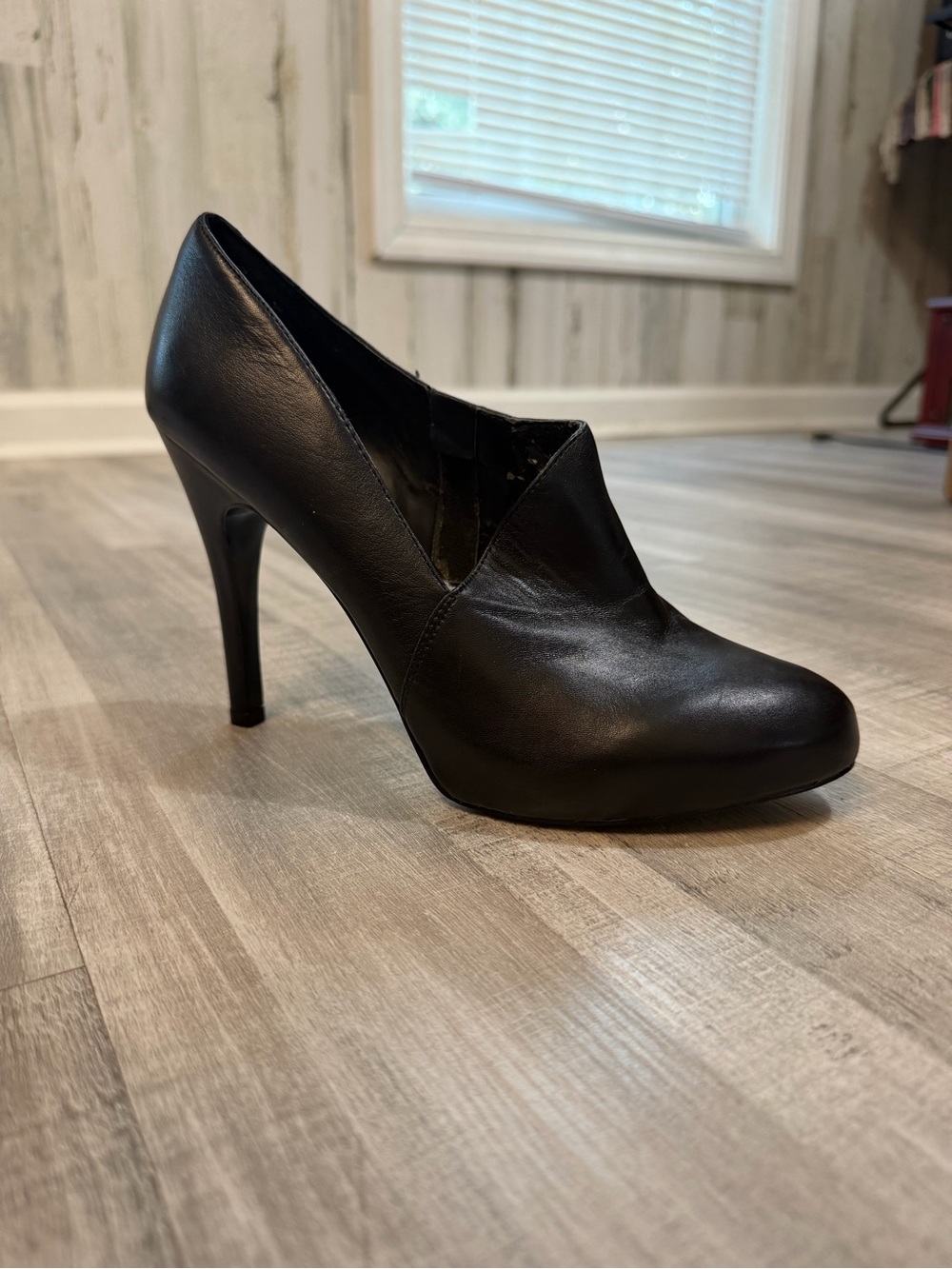 Nine West Women’s 8M Black Leather Pumps 4” Stiletto Heel Almond Toe